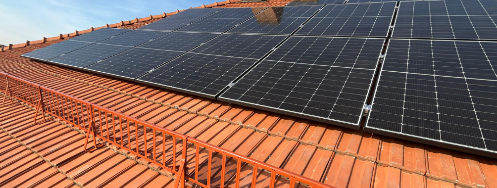 Dach mit PV Anlage